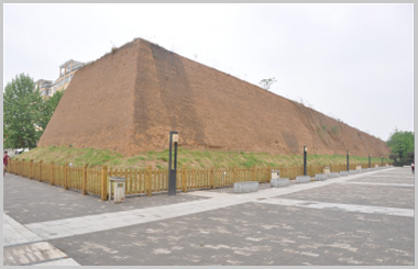 그림 2. 정주(鄭州) 상성유지(商城遺址) 복원성벽